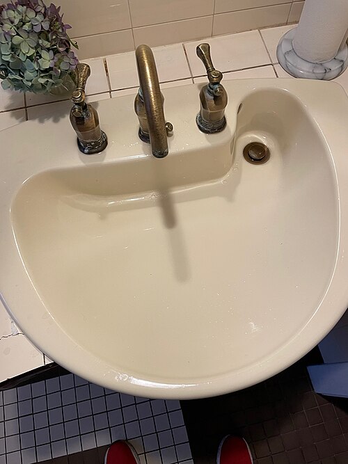 Un évier avec un drain décalé