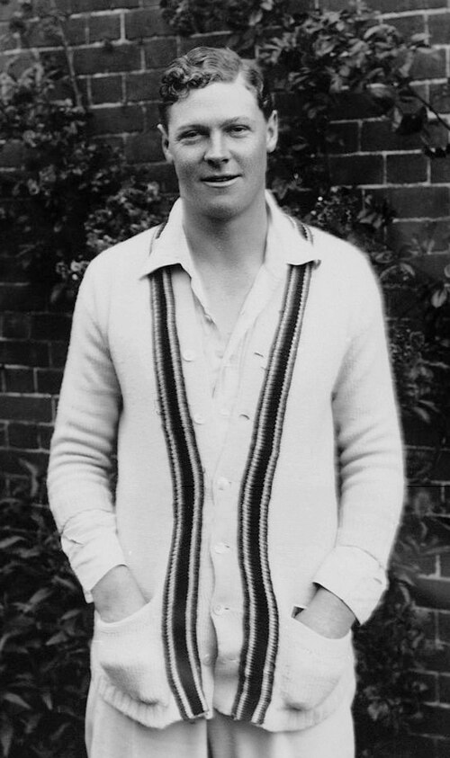Un homme portant des vêtements de cricket blancs