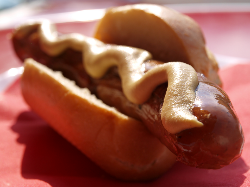 Thüringer Rostbratwurst dans un petit pain à la moutarde