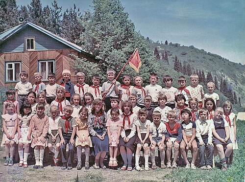 Jeunes pionniers de l'ancienne RSS du Kazakhstan portant des foulards rouges.
