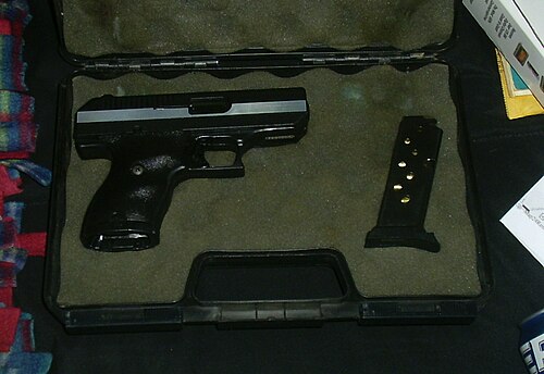 Pistolet Hi-Point CF380 avec finition bicolore ; le C-9 est identique sauf qu'il est simplement noir et chambré pour le 9×19 mm Parabellum
