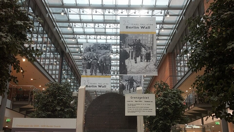 Une exposition commémorant le 25e anniversaire de la chute du mur de Berlin se tenait à Potsdamer Platz Arkaden.