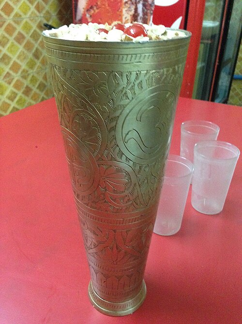 Lassi servi dans une coupe en laiton à Patiala