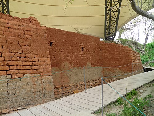 Murs de Troie II avec briques de terre reconstruites modernes[19]