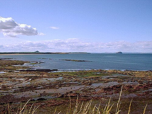 Vue vers la baie de Belhaven (John Muir Country Park) avec North Berwick Law et Bass Rock au loin