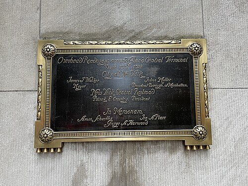 Plaque publique commémorant la construction de la voie surélevée du bâtiment Helmsley