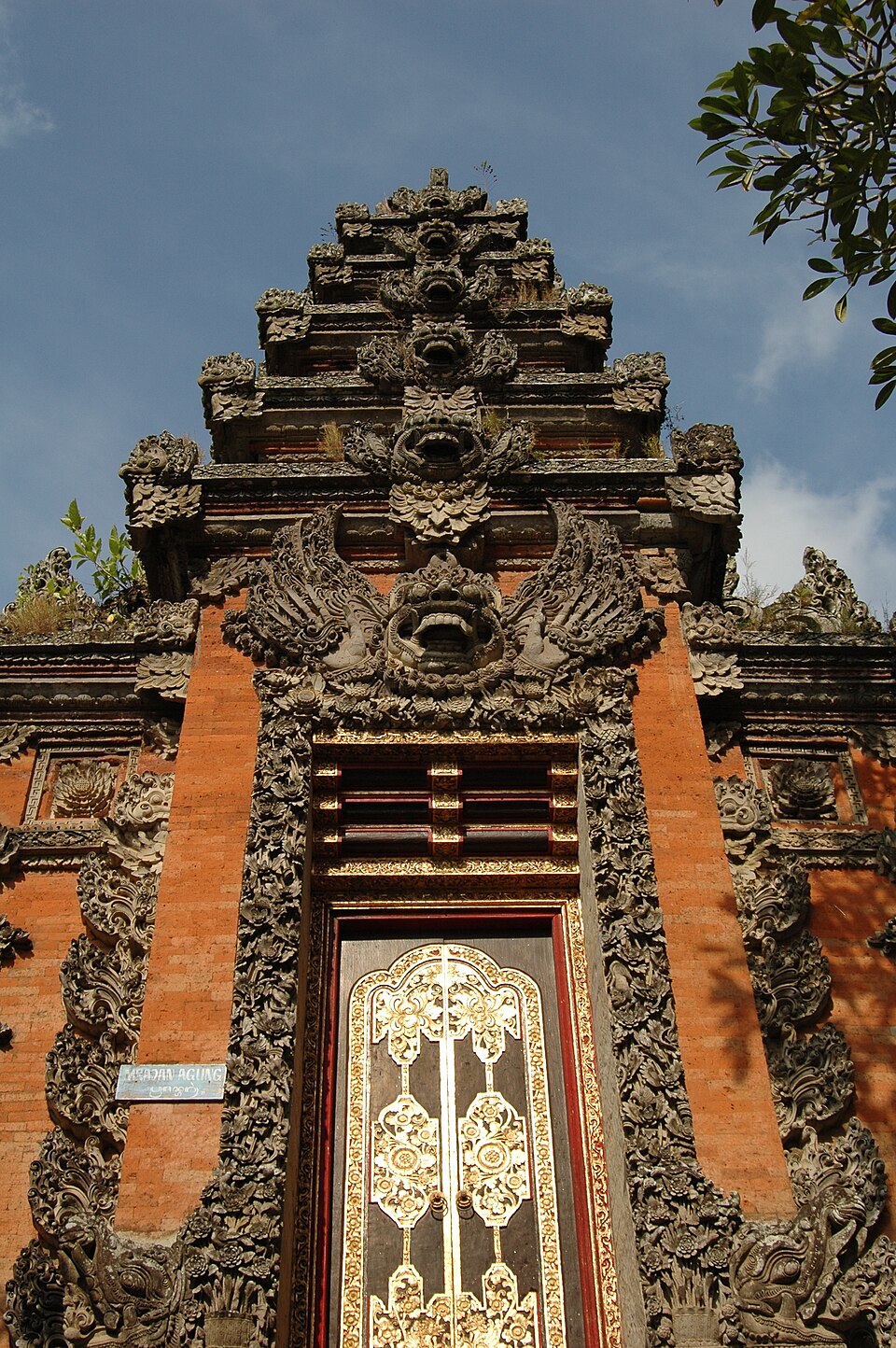 Porte du temple indonésien balinais richement décorée appelée Paduraksa