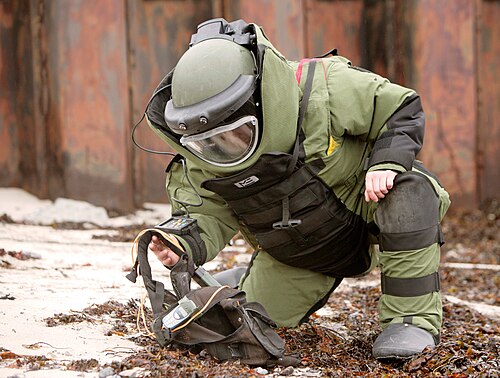 Un technicien EOD portant une combinaison antibombe