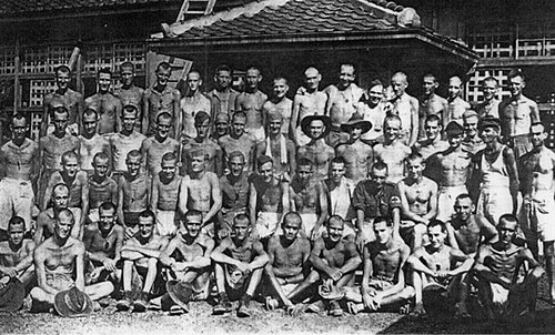 Prisonniers de guerre australiens souffrant de malnutrition et forcés de travailler dans la compagnie minière Aso, août 1945