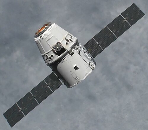 Le vaisseau spatial Dragon, l'un des successeurs de la navette spatiale, est vu ici en route pour livrer du fret à l'ISS