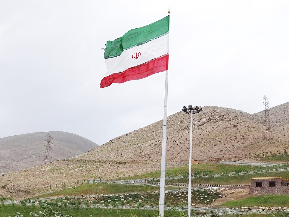 Drapeau flottant au parc Abshar