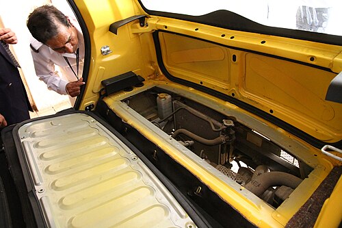 Moteur Tata Nano dans le coffre accessible uniquement de l'intérieur pour réduire les coûts