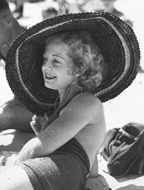 Femme portant un chapeau de soleil, plage de Bondi