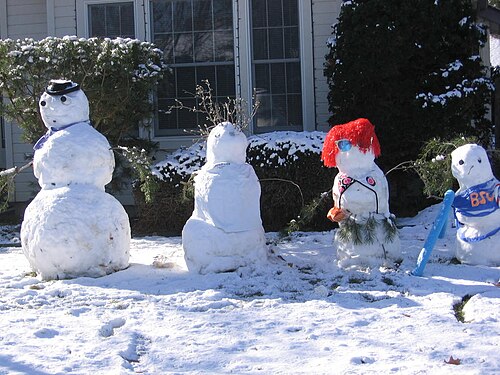 Une « famille de neige » à Boise, Idaho avec divers accessoires