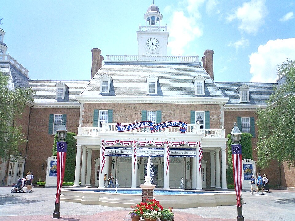 Le pavillon American Adventure d'Epcot, également à Walt Disney World, utilise une perspective forcée pour faire apparaître un bâtiment de cinq étages comme s'il en avait deux et demi.[23]