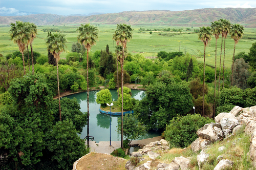 Le jardin de source de Belqais, à Charam, en Iran, est un jardin persan où toutes les sources d'eau sont des sources situées à l'intérieur.