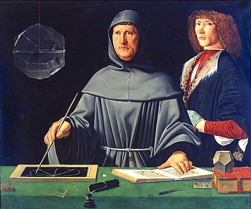 Un tableau représentant deux hommes. L'homme au centre regarde vers sa droite tout en dessinant un symbole avec sa main droite. Sa main gauche repose sur une page d'un livre. Il porte une robe à capuche. L'homme à droite regarde vers l'avant et porte une chemise rouge à manches longues avec une veste noire. Plusieurs ustensiles d'écriture et des livres sont posés sur une table avec une nappe verte devant l'image.