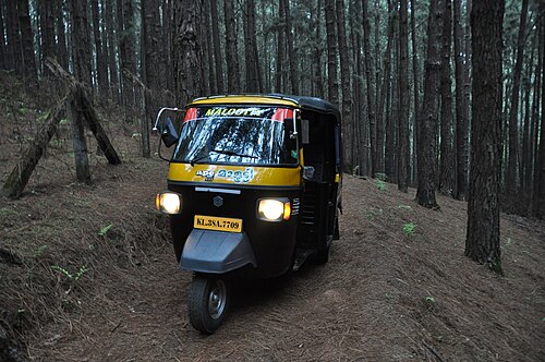 Un pousse-pousse automatique Piaggio Ape au Kerala.
