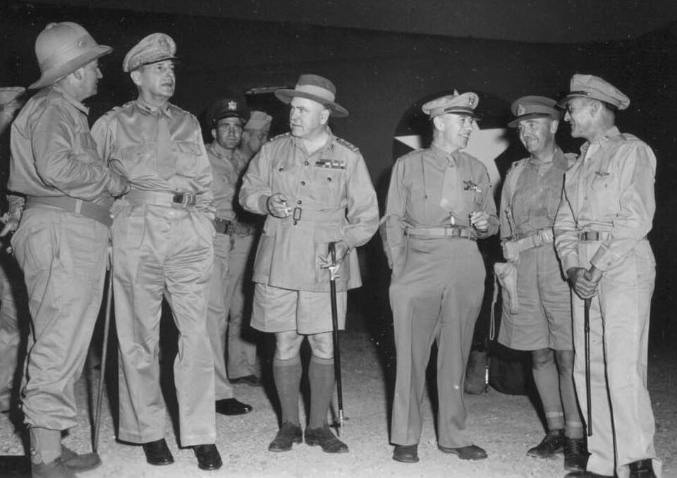Six hommes portant des uniformes différents.