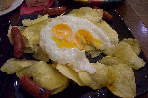 Huevos rotos con chistorra y patatas, un plat populaire