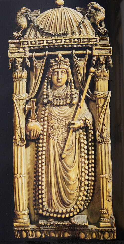 Feston byzantin au sommet d'un relief de l'impératrice Ariane, vers 500, ivoire, Musée national du Bargello, Florence, Italie[6]
