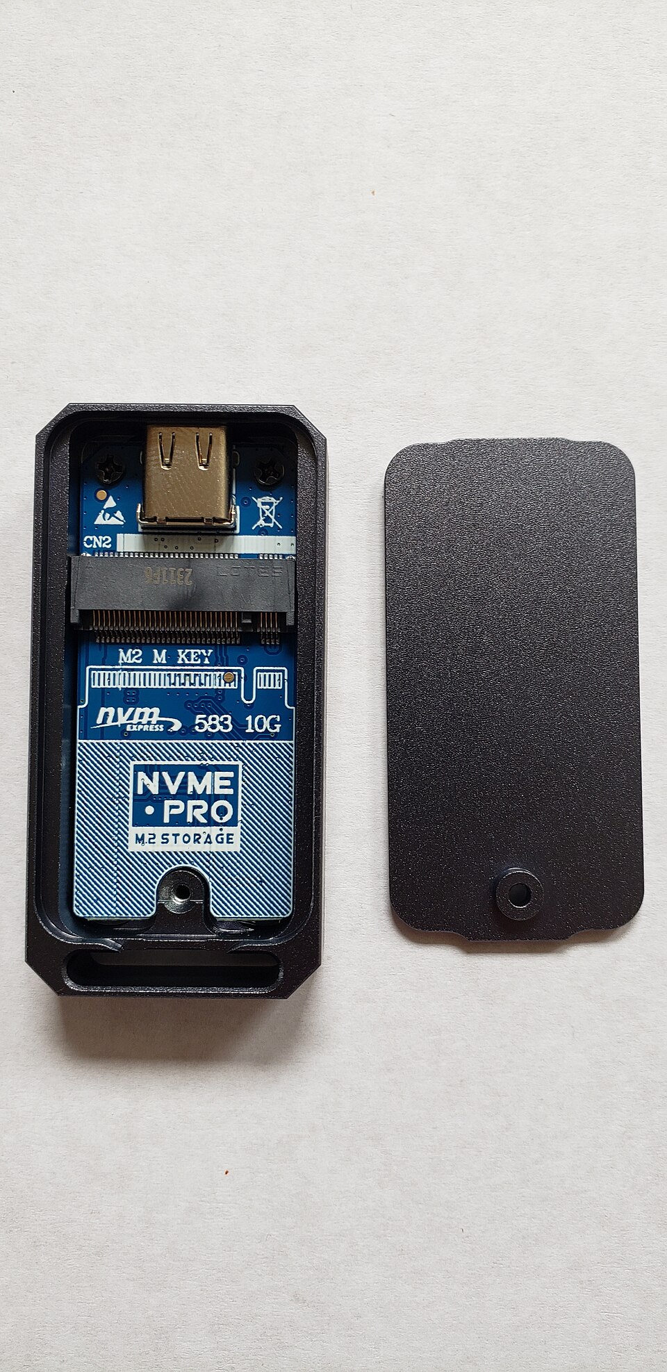 À l'intérieur d'un boîtier USB 3.0 pour un SSD NVMe M.2 2230.