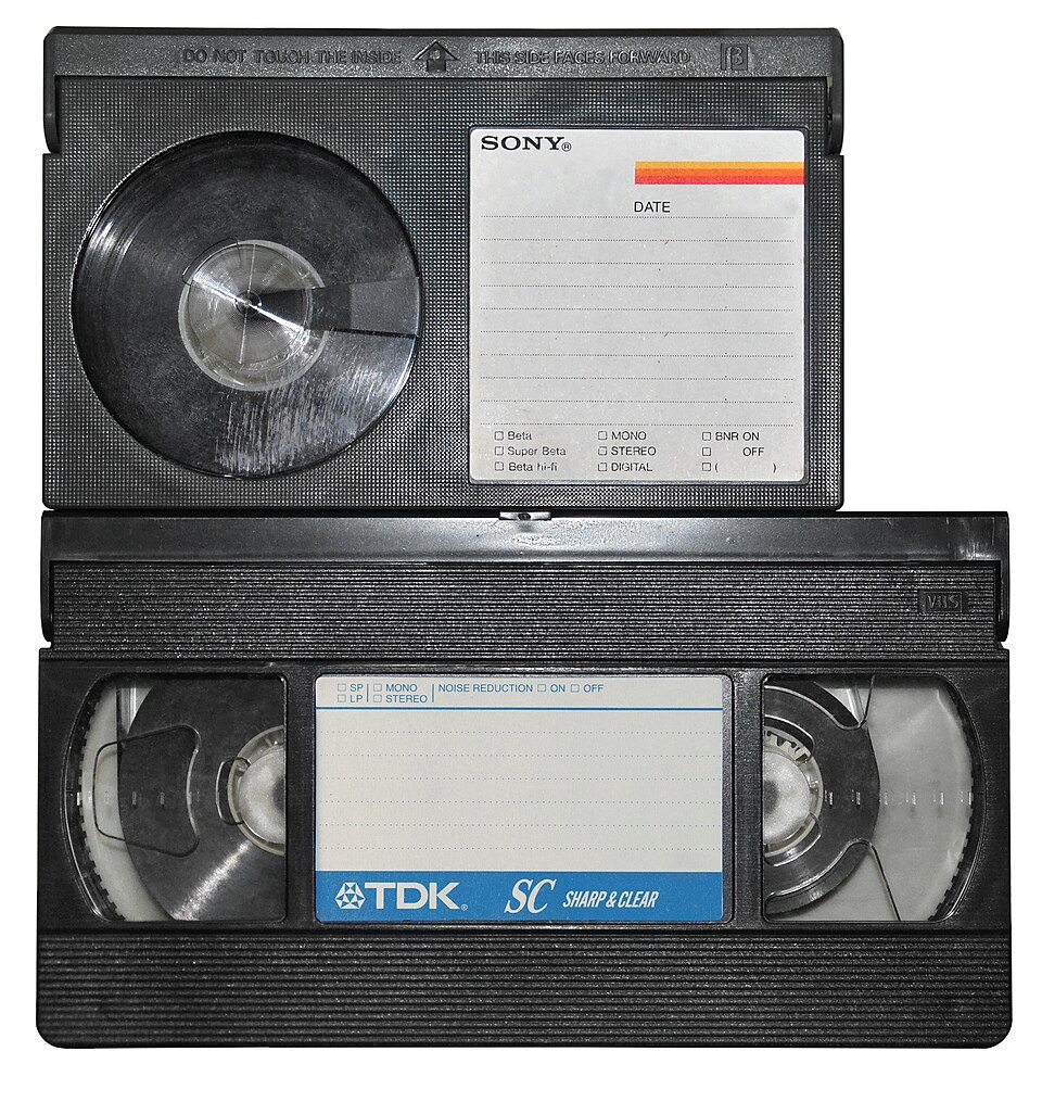 Le VHS a pris le dessus sur la norme concurrente Betamax, devenant ainsi la norme leader dans les systèmes vidéo domestiques