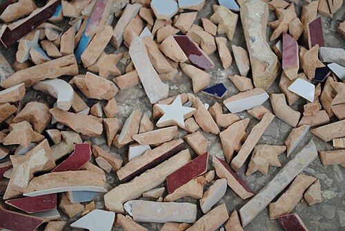 Carreaux détachés après ciselage du carreau émaillé principal. Fès, Maroc.