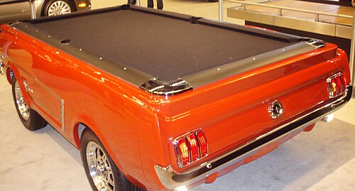 Une Ford Mustang originale transformée en table de billard fantaisie, exposée au Salon international de l'auto de Montréal 2011