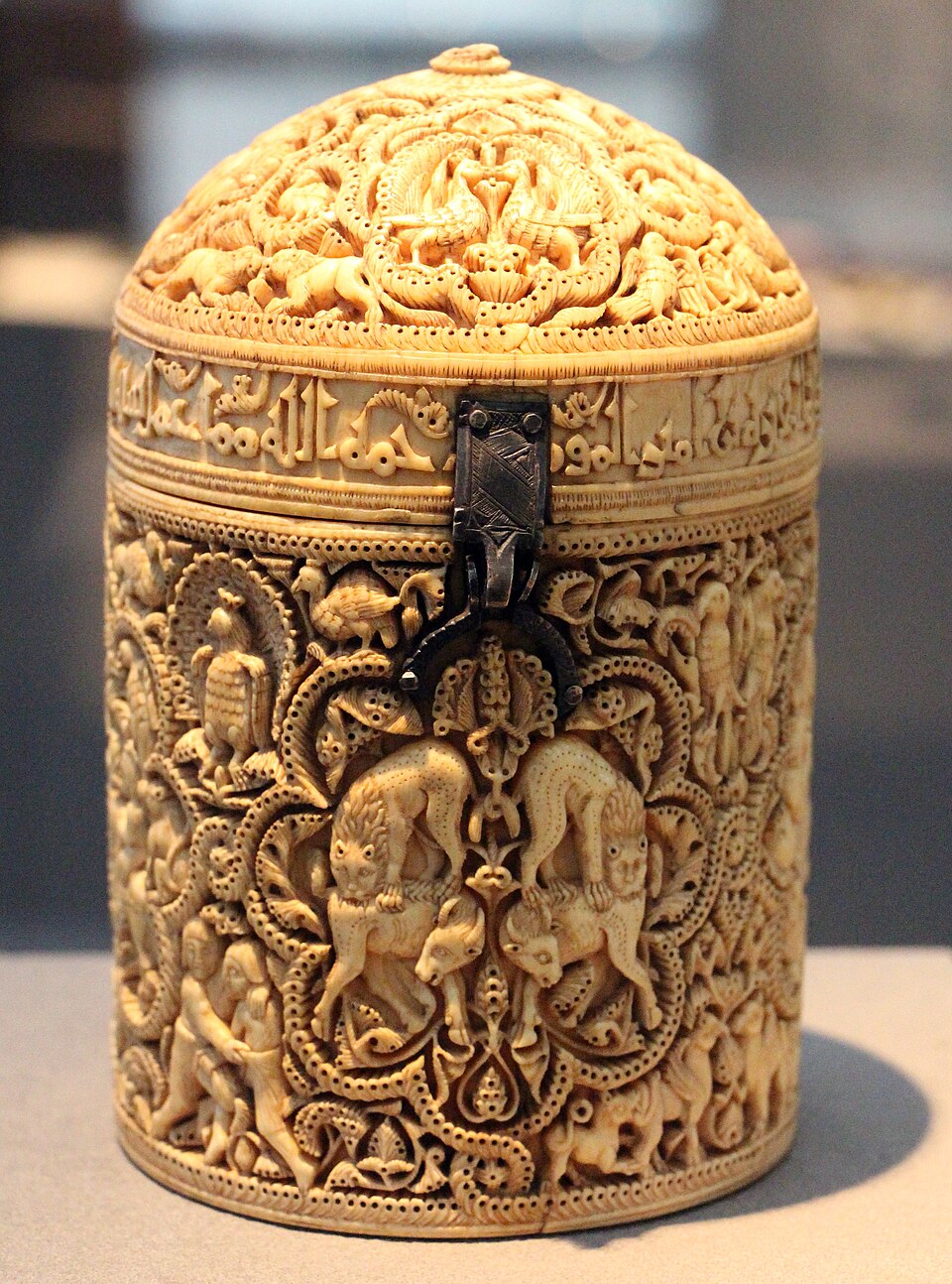 La Pyxide d'al-Mughira ; Xᵉ siècle (peut-être 968) ; ivoire ; 15 x 8 cm