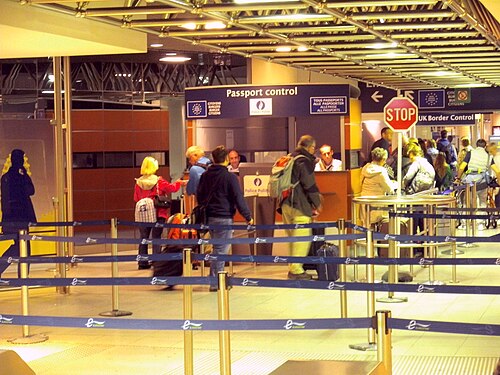 Contrôles d'immigration juxtaposés à la gare de Bruxelles-Midi, avec la police fédérale belge effectuant des contrôles d'immigration à la sortie de l'espace Schengen devant, et la UK Border Force effectuant des contrôles d'immigration à l'entrée au Royaume-Uni derrière