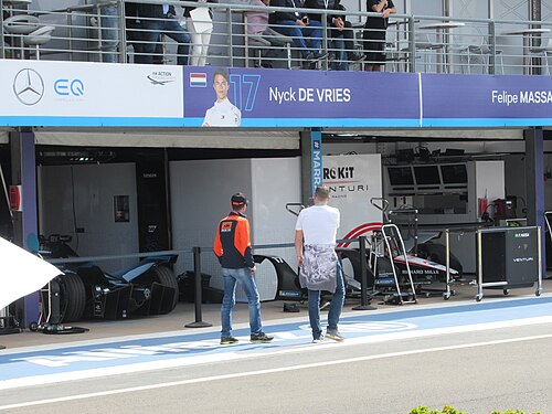 Box de l'équipe Mercedes-EQ.