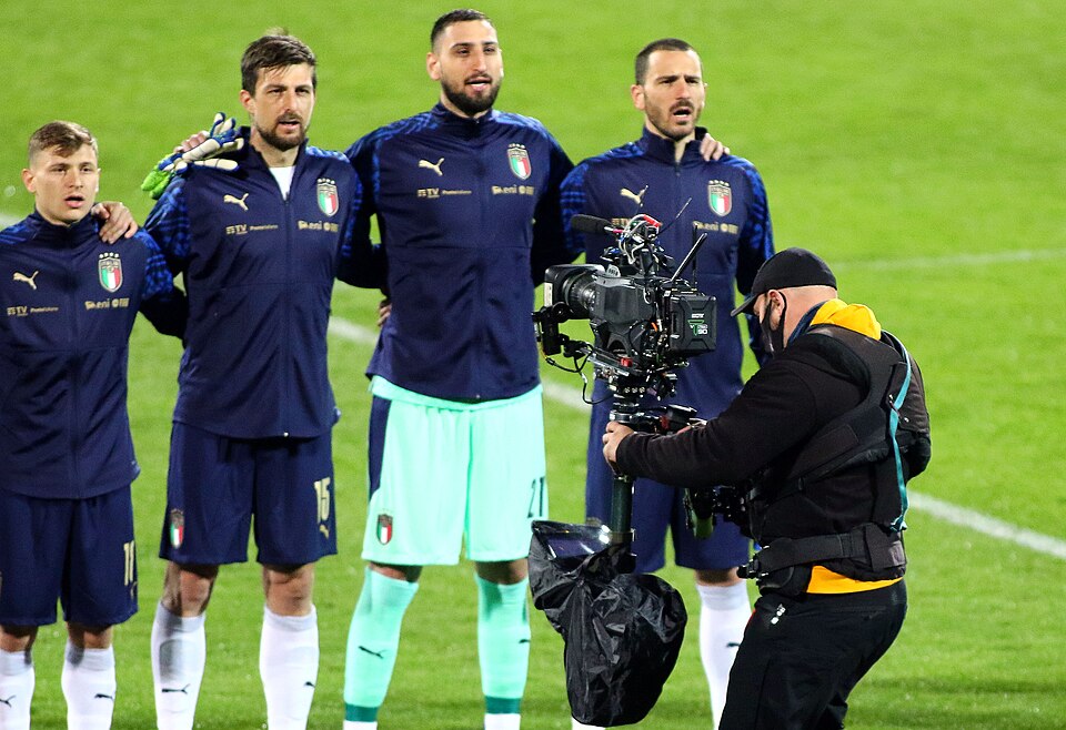 Un caméraman filme l'équipe nationale italienne de football avant un match (2021)