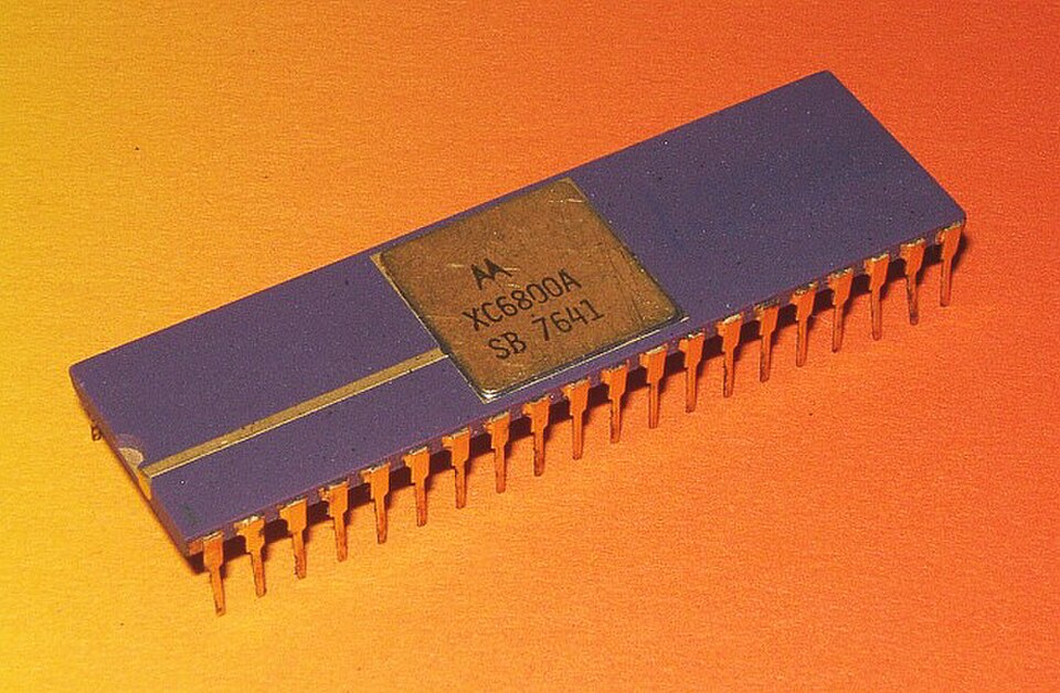 Boîtier DIP en céramique grise à 40 broches sur fond orange, portant le logo Motorola et la mention XC6800A.