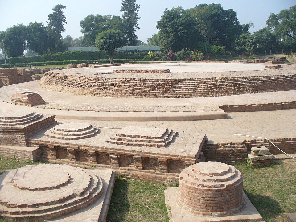 Le stupa de Dharmarajika, datant de la période pré-ashokéenne, tel qu'il apparaissait en 2007
