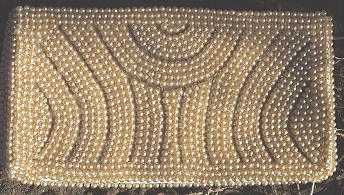Minaudière de soirée vintage, en satin ivoire incrusté de fausses perles et de perles de verre