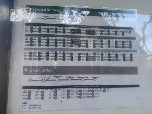 Un horaire de bus moderne avec arrêt spécifique à Reading, Royaume-Uni
