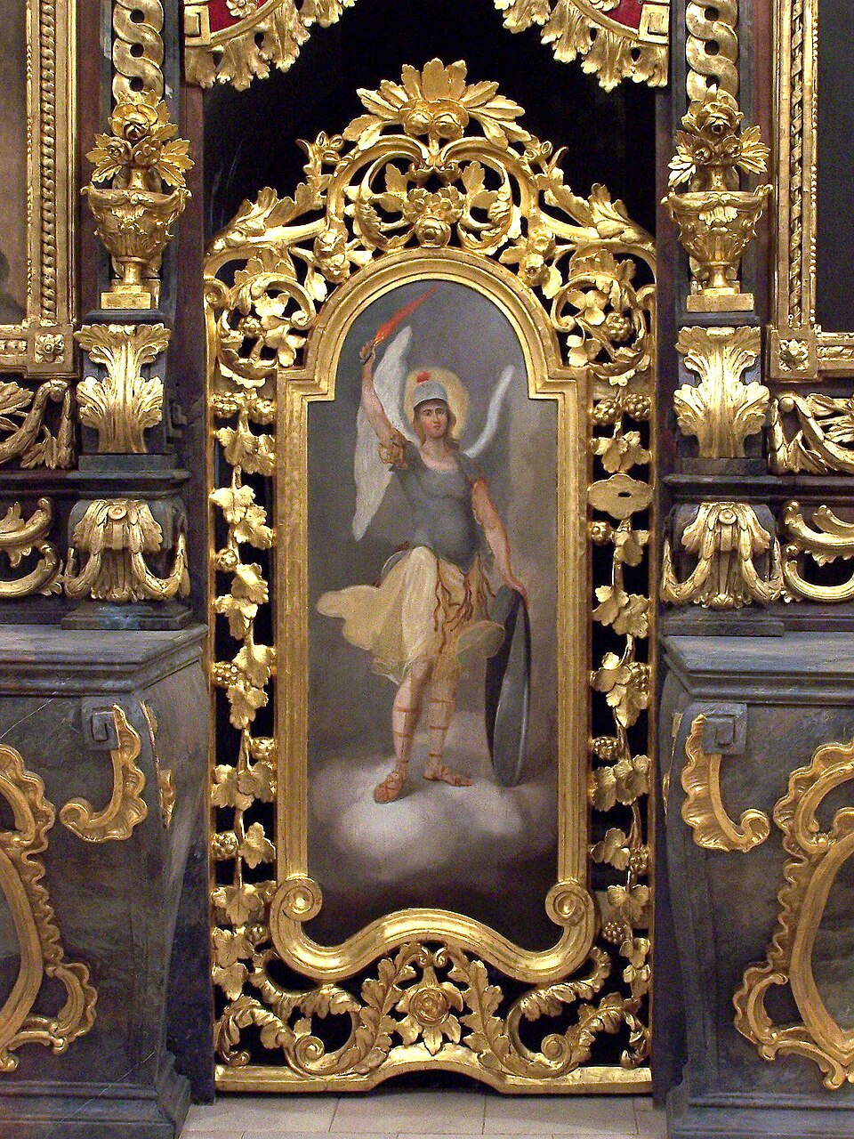 Une icône de style occidental représentant l'archange Michel dans l'iconostase gréco-catholique de la cathédrale de Hajdúdorog.