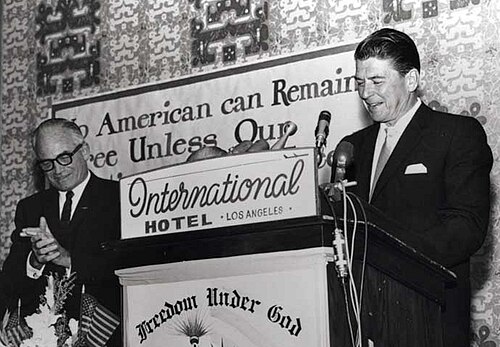Reagan s'exprimant devant le candidat à la présidence Barry Goldwater à Los Angeles, 1964