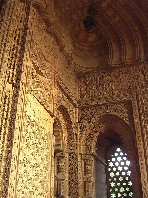 Intérieur d'Alai Darwaza, ressemblant à une ornementation en bois, complexe de Qutb