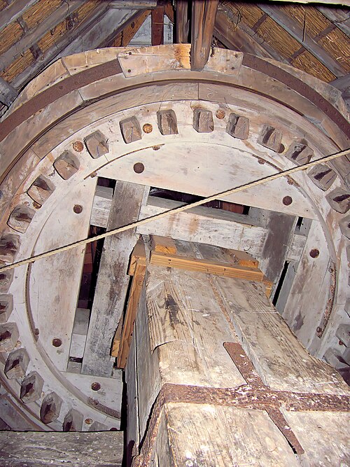 Arbre à vent, roue de frein et sabots de frein dans le moulin à smocks d'Admiraal à Amsterdam