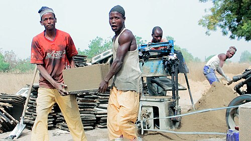 Ouvriers d'une usine de fabrication (2017)