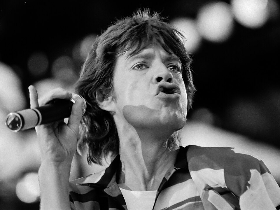 Jagger chantant sur scène au stade Feijenoord de Rotterdam en 1982.