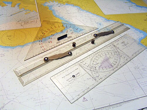 Un rapporteur double "traceur de navigation Cras", au premier plan, du nom de son inventeur Jean Cras.