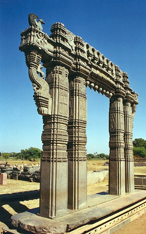 Kakatiya Kala Thoranam (porte de Warangal) construite par la dynastie Kakatiya en ruines ; l'un des nombreux complexes de temples détruits par le sultanat de Delhi.[68]