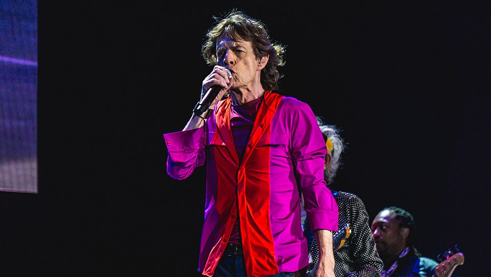 Jagger chantant sur scène à l'Empire Polo Club en 2016