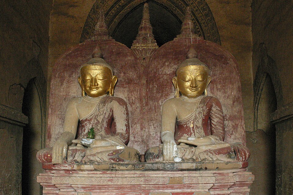 Statues de Bouddha à l'intérieur du Dhammayangyi