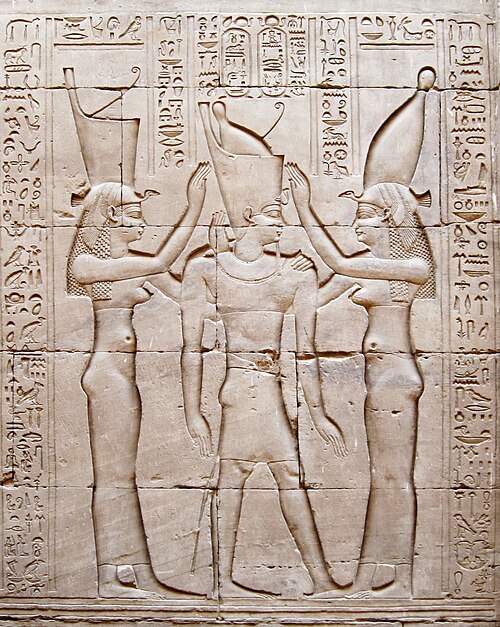 Wadjet (à gauche) et Nekhbet (à droite) couronnant Ptolémée VIII, Temple d'Edfou