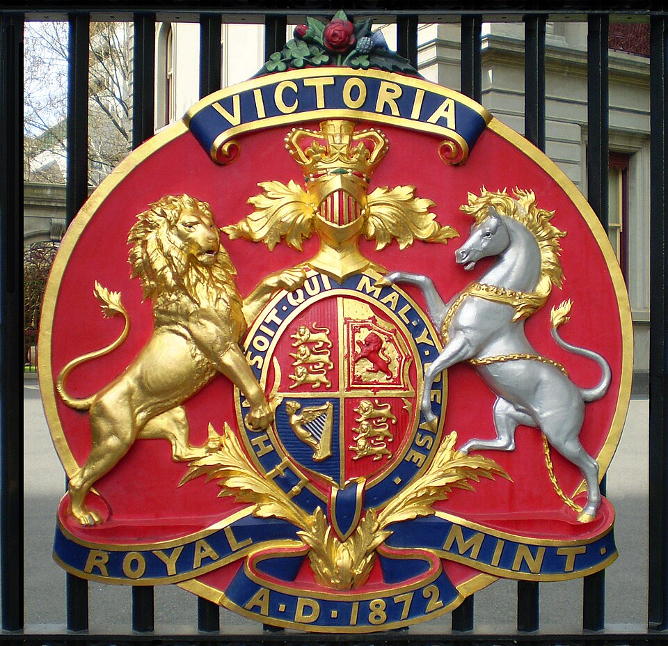 Des emblèmes décoratifs de l'État sont également fixés sur les portes des bâtiments publics, ancienne Royal Melbourne Mint