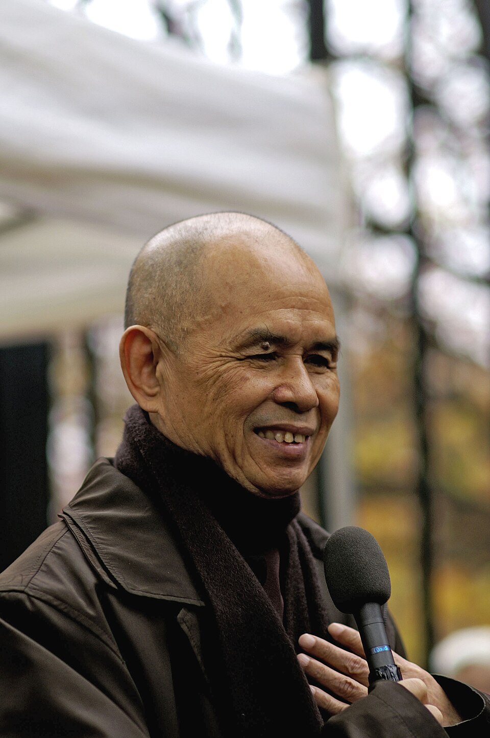 Moine asiatique souriant